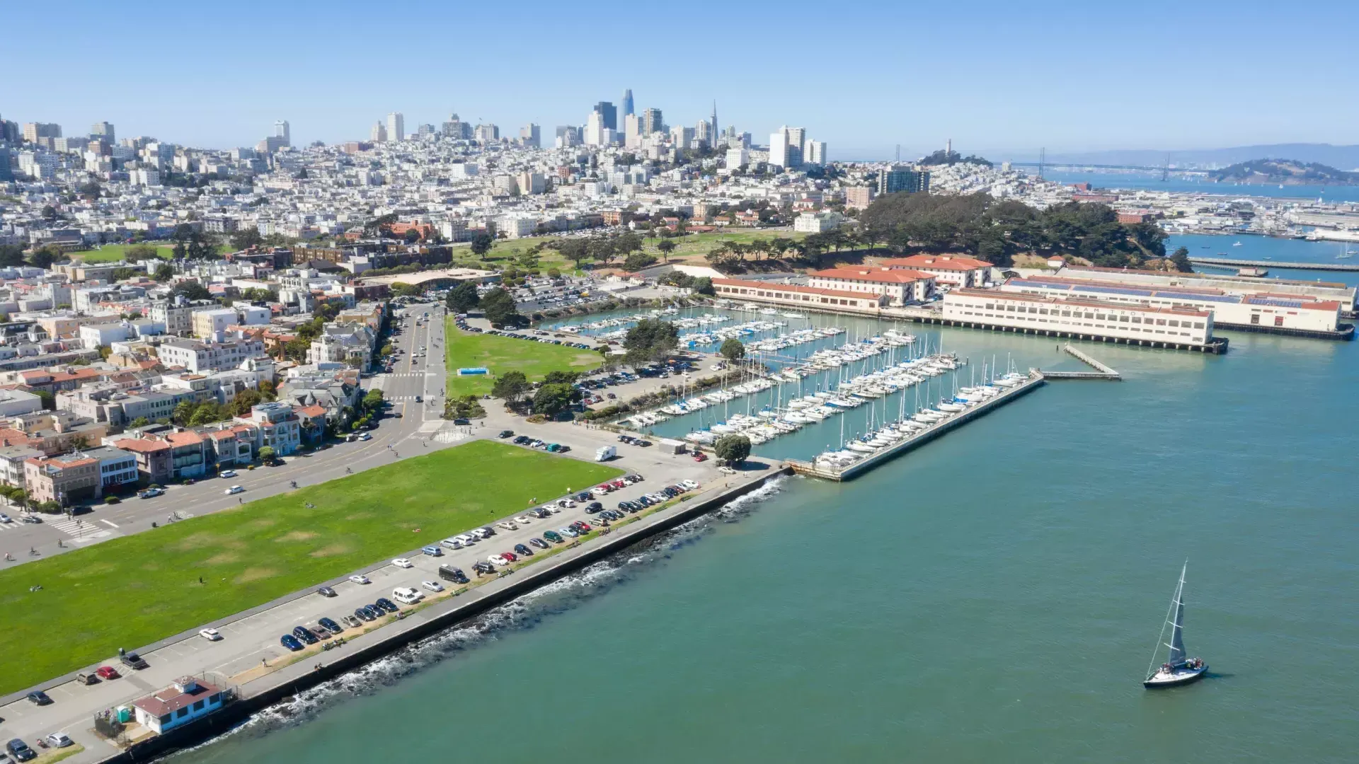 Vista aérea de Fort Mason com o horizonte de São Francisco ao longe.