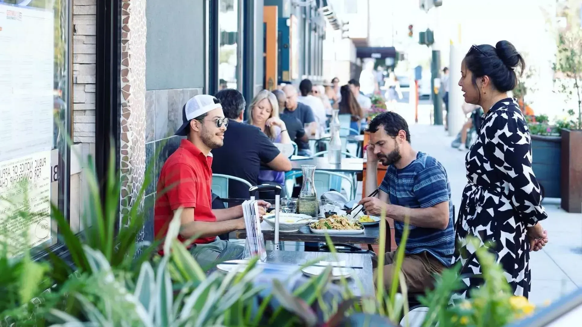 Gäste genießen eine Mahlzeit im Marina-Viertel von San Francisco.