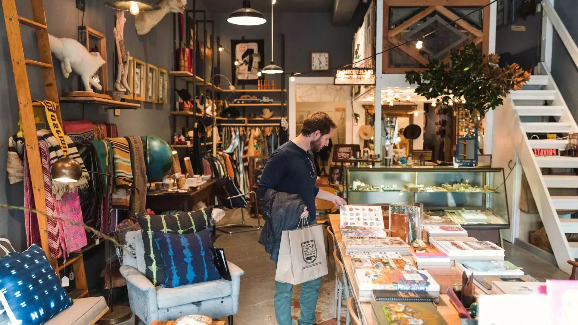 Um homem compra itens dentro de uma boutique no bairro NoPa, em São Francisco.