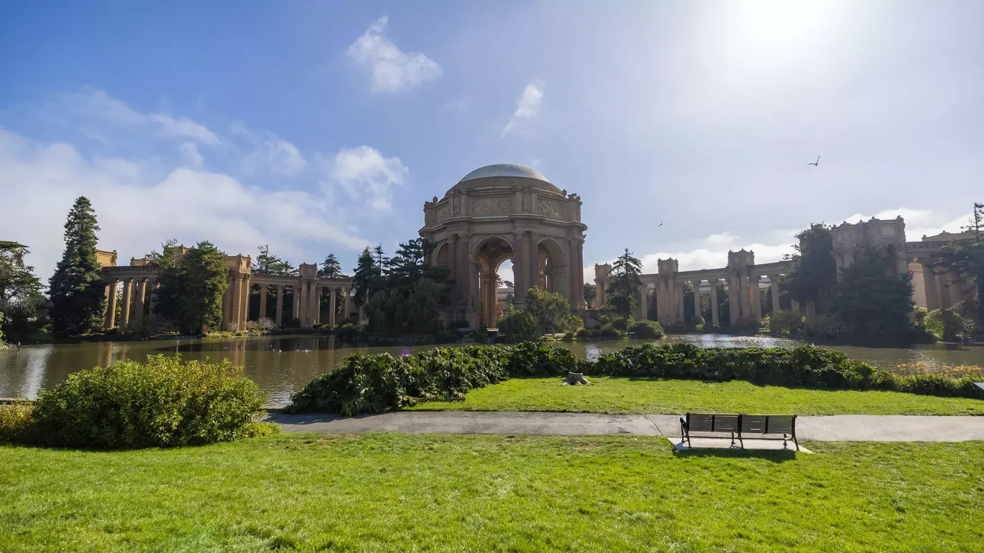 Palace of Fine Arts em um dia ensolarado