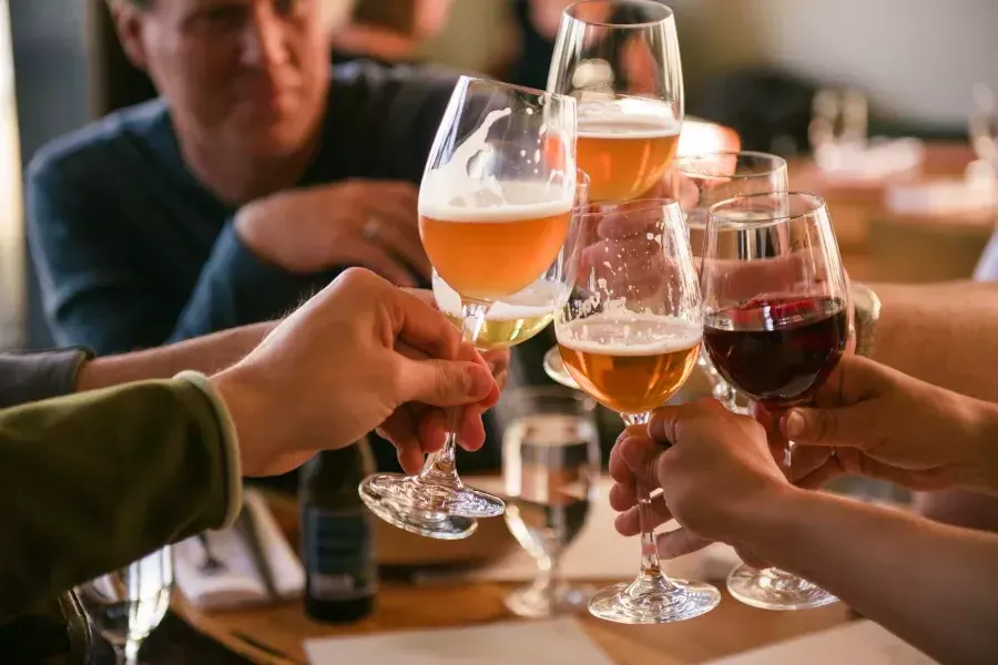 Um grupo de viajantes toma uma bebida em um bar de São Francisco.