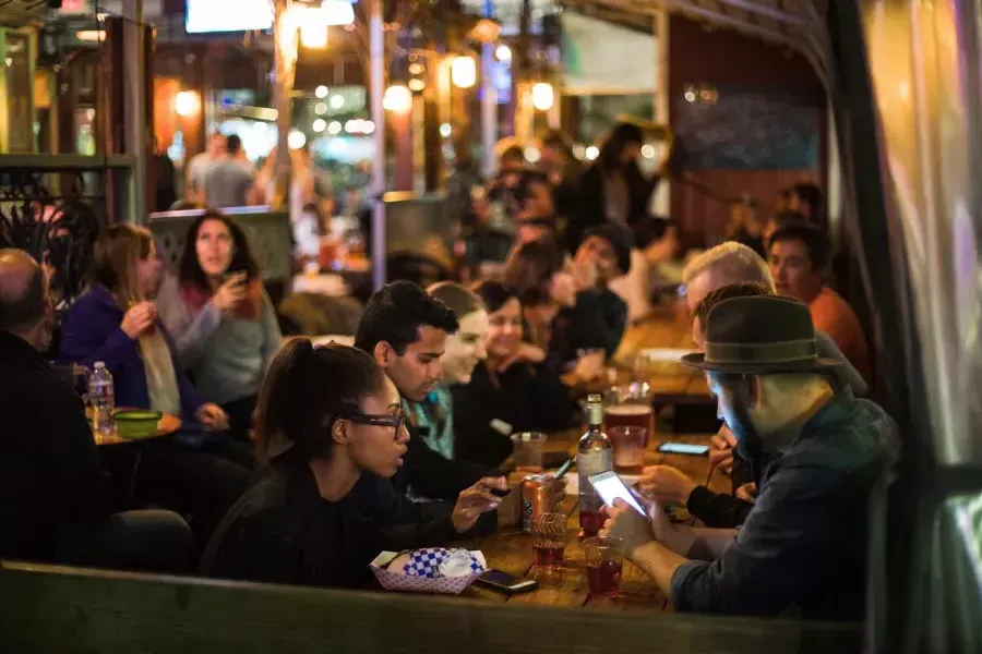 Menschen essen in einem überfüllten Essbereich in SoMa . San Francisco, Kalifornien.